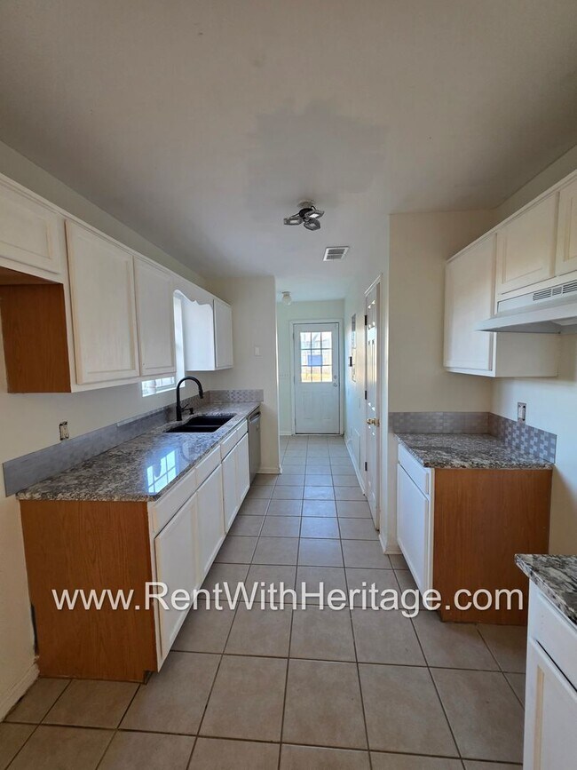 Building Photo - Awesome 3 bd/ 2 bath home / Ranch Home / No Steps / Upgrades Galore / Great Location