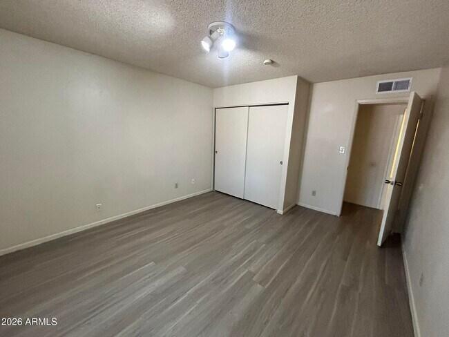 Building Photo - 5309 S River Dr