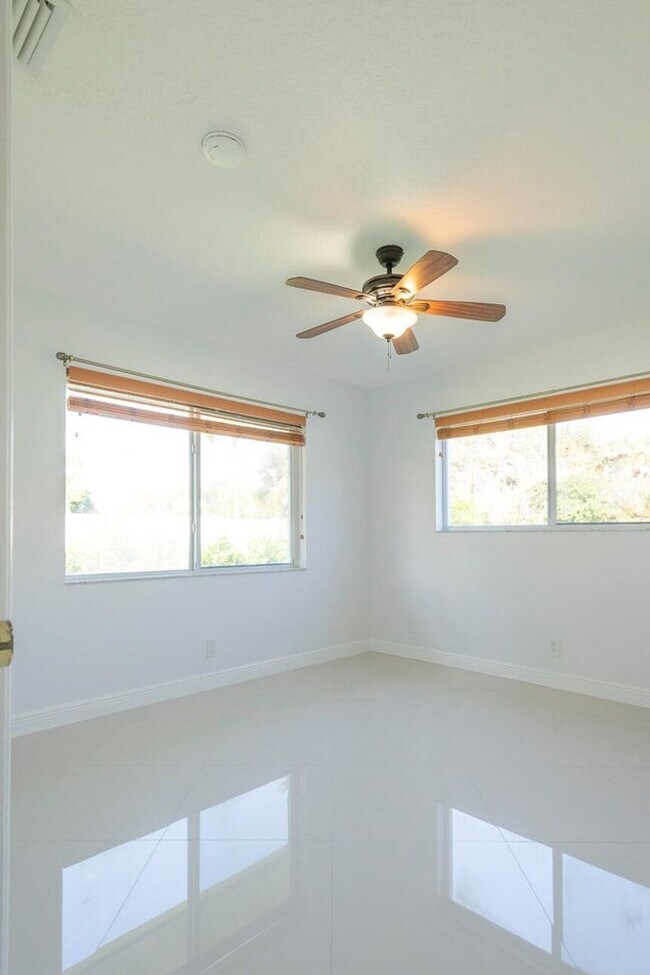 Building Photo - 2289 Windsor Rd