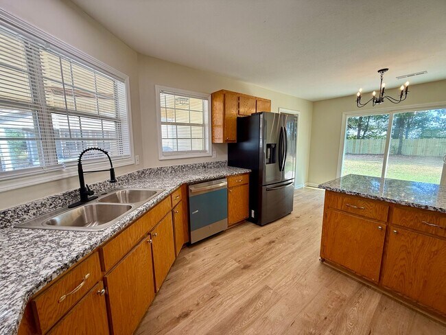 Building Photo - 3 Bedroom/2 Bathroom HOME FOR THE HOLIDAYS...