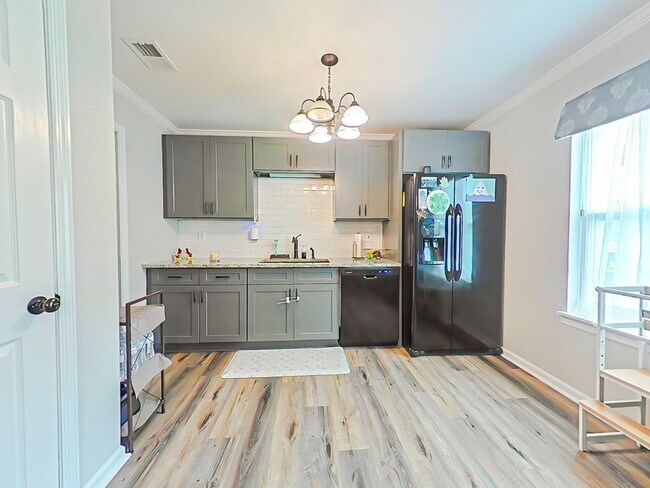 Building Photo - 3 Bed 2 Bath with a POOL in Martinez!