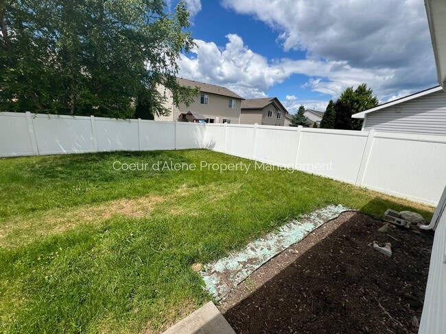 Building Photo - 3 bed, 2 bath house up the street from The...