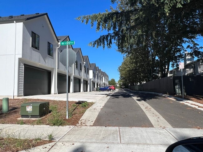 Building Photo - Beautiful, Newer Townhome!  Walking distance to many amenities.