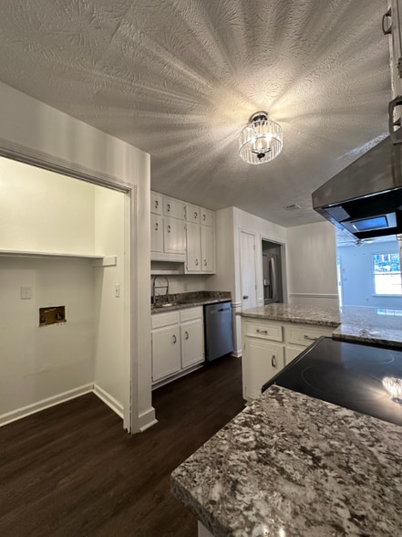 Building Photo - 5170-5172 Ridge Forest Dr