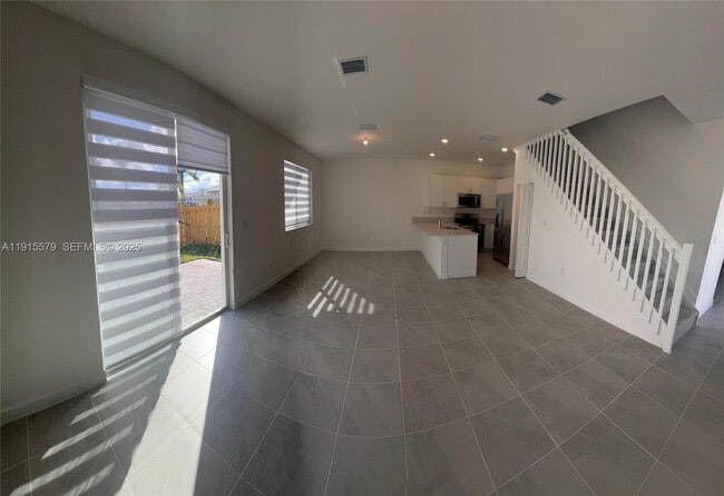 Building Photo - 1455 SE 6th Ter