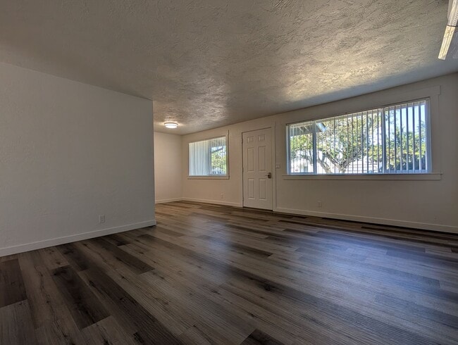 Building Photo - Newly Remodeled 2-Bedroom, 1-Bath Duplex in Thurston Area of Springfield!