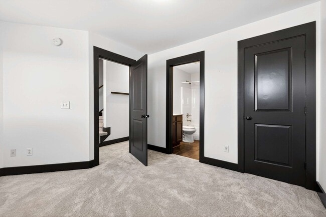 Building Photo - Great Location!