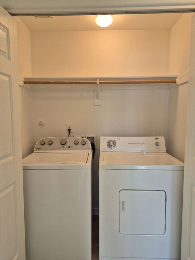 Building Photo - 3 bedroom - Move In Ready !!