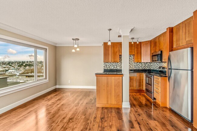 Building Photo - 1 Bedroom 1 Bathroom Eastlake Condo W/ Stunning Views