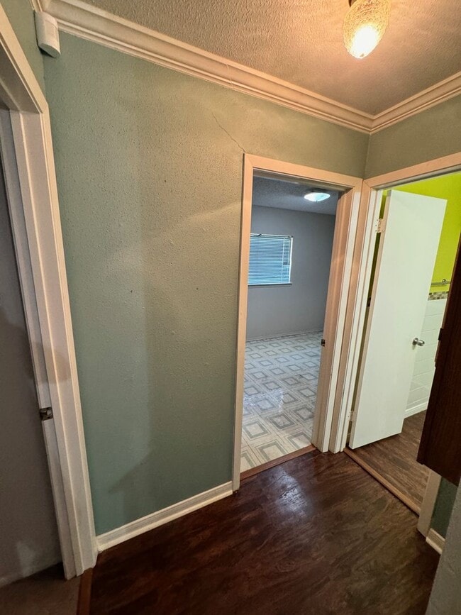 Building Photo - Ready For Move In! Roomy 2 bedroom 1 bath ...