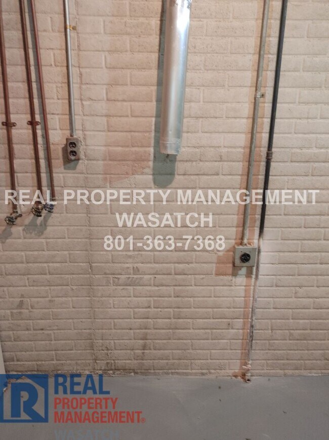 Building Photo - Take a Look at This 4 Bedroom 2 Bathroom H...