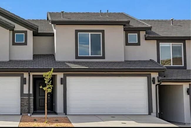 Primary Photo - Beautiful 3 Bed Townhome with Amazing Amenities! 6 Month Lease