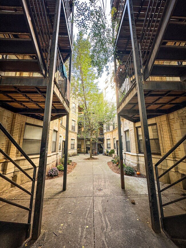 Building Photo - 6410 N Hoyne Ave