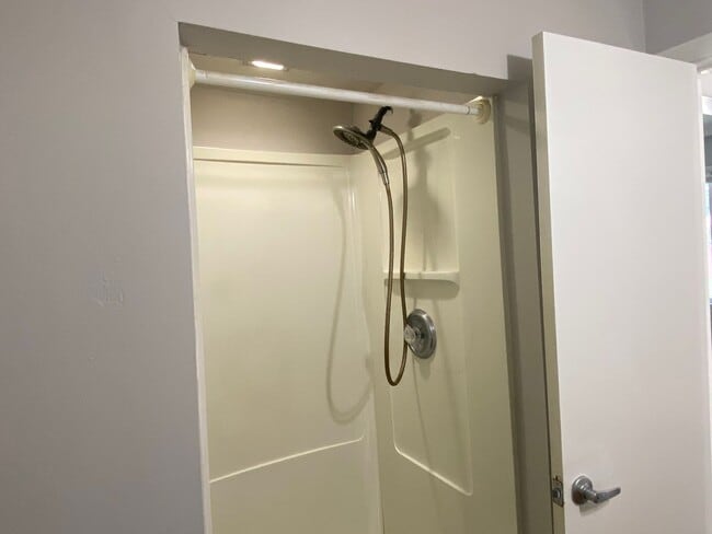 Building Photo - 1 Bed / 1 Bath Upstairs Unit with Private Balcony – Riverside Gardens