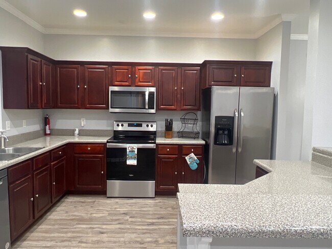 Building Photo - 190 Oak St