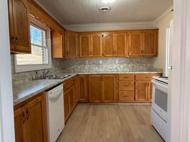 Building Photo - 315 E Millers Cove Rd