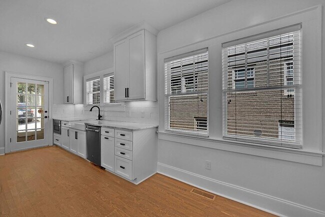 Building Photo - 876 Courtenay Dr NE