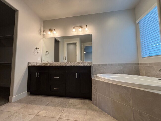 Building Photo - SPACIOUS SINGLE LEVEL HOME IN WASHINGTON F...