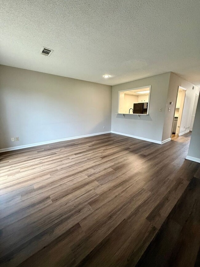 Building Photo - 2 bed / 1.5 bath townhome in Oakwood