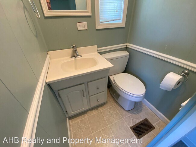 Building Photo - 3 br, 1.5 bath House - 407 Roma Rd.