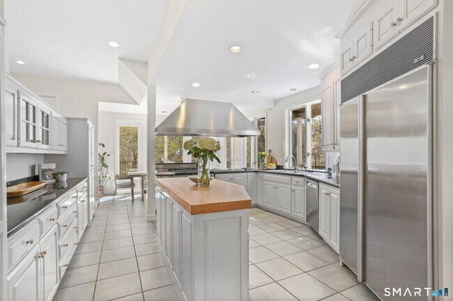 Building Photo - 32 Buttonball Ln