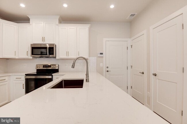 Building Photo - 43798 Middleway Ter