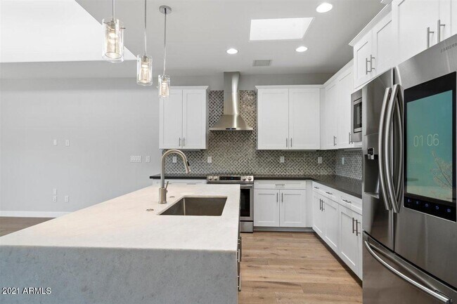 Building Photo - 1214 W 5th St