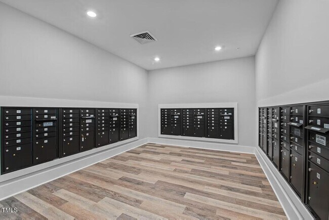 Building Photo - 1001 Mulford Ct