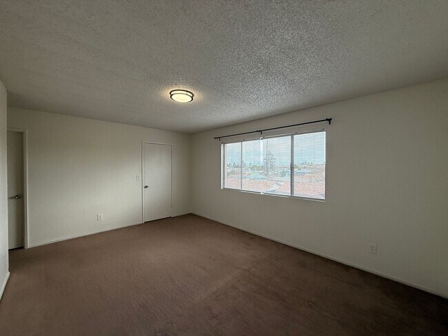 Building Photo - Quail Meadows Upstairs Condo