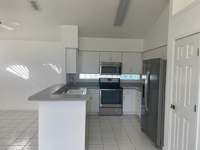 Building Photo - 3125 La Reserve Dr