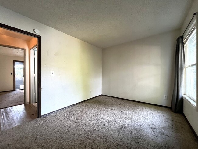 Building Photo - Cozy Portland Home with Spacious Living Room & Fenced Backyard