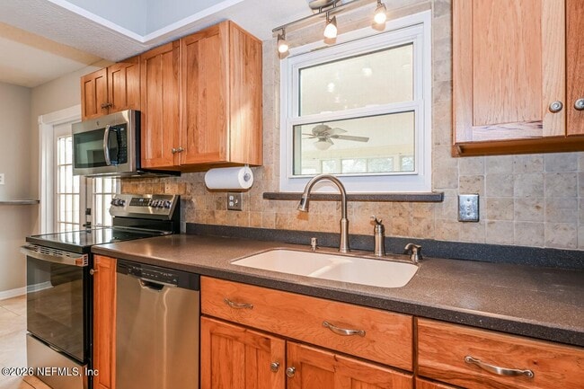 Building Photo - 1077 Kings Rd