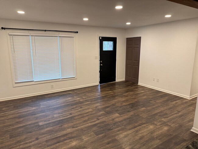 Building Photo - Updated Home near Waverly Park