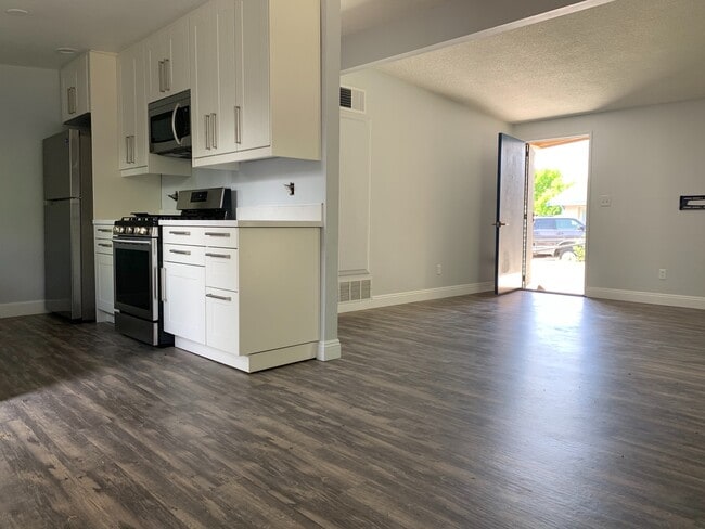 Building Photo - Beautifully Remodeled 3 Bedroom 2 Bath Hom...