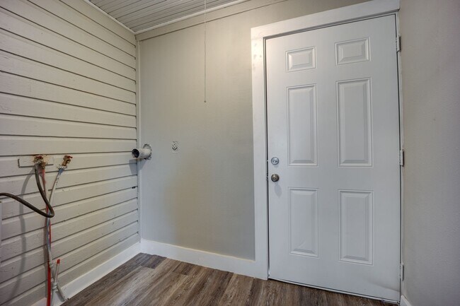 Building Photo - Freshly Updated 3 Bedroom Home