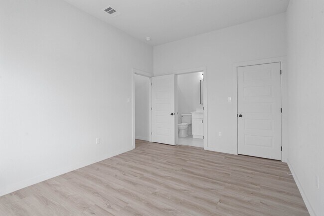 Building Photo - 9725 Kerr St