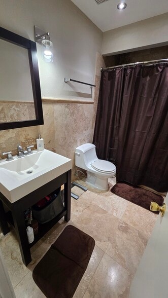Building Photo - 16084 Dawnview Dr