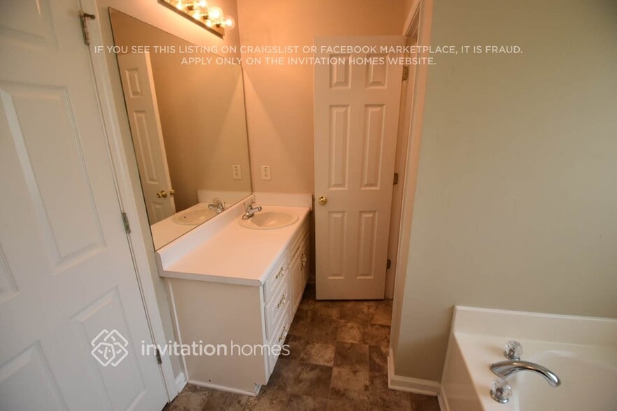 Building Photo - 2990 Lenora Springs Dr