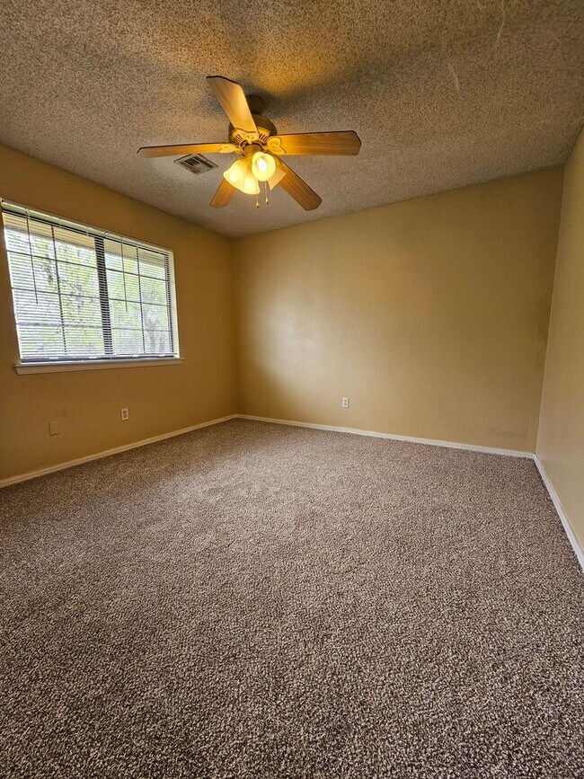 Building Photo - (3) Bed/(2) Bath West Norman Townhome Available NOW!