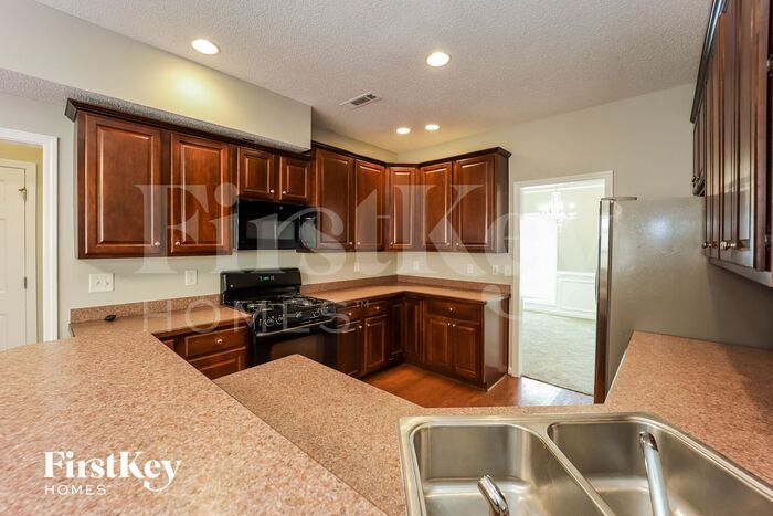 Building Photo - 333 Westhill Dr