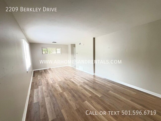 Building Photo - 2209 N Berkley Dr