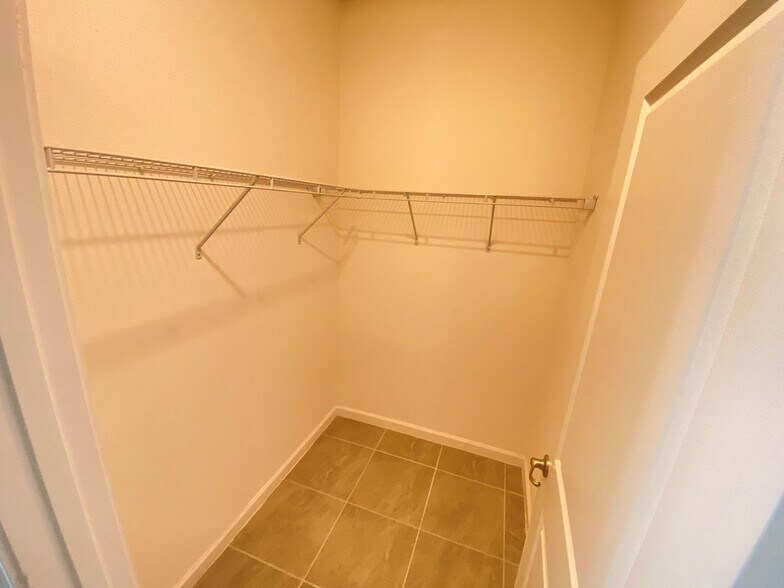 Building Photo - 1273 Hendon Lp