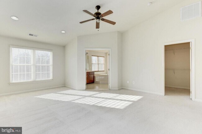 Building Photo - 22645 Upperville Heights Square