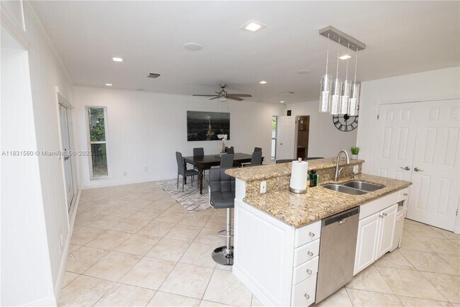 Building Photo - 413 Tamarind Dr