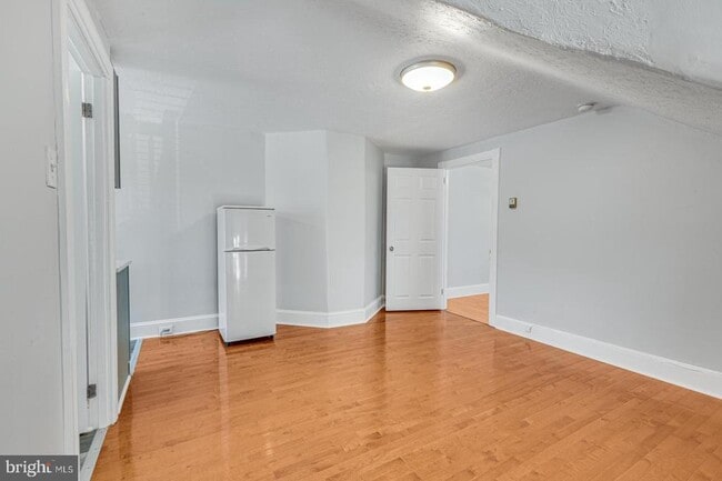 Building Photo - 158 Montgomery Ave