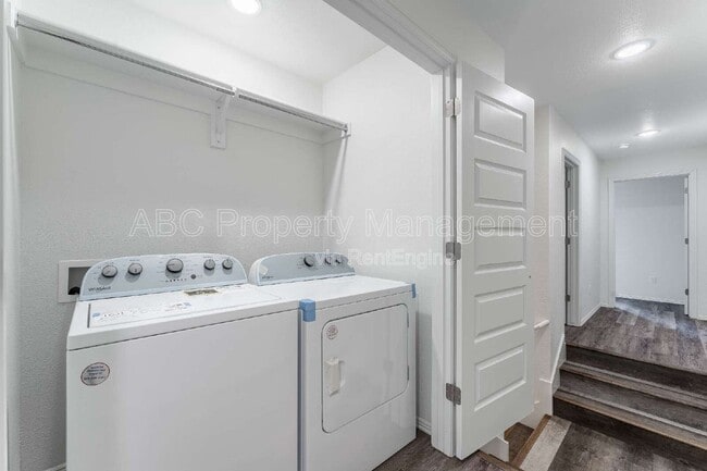 Building Photo - 955 S Benchmark Ln