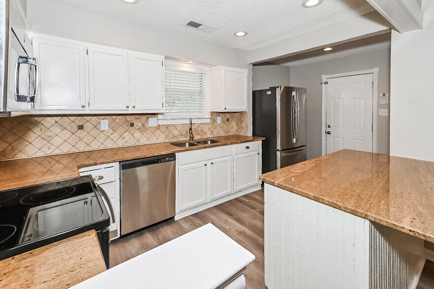 Building Photo - 6710 Tangleberry Cove