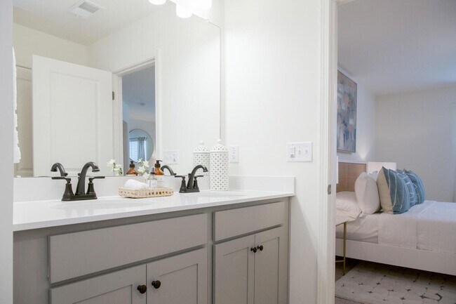 Building Photo - 609 Trotters Ln