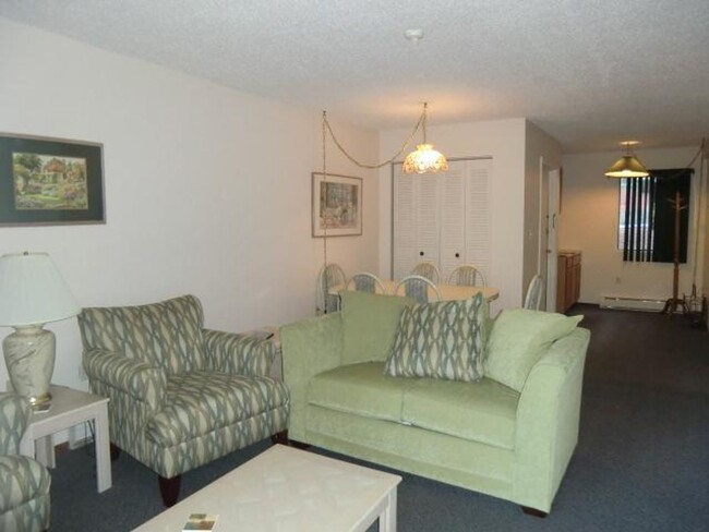 Building Photo - **WINTER RENTAL** 2 Bedroom Condo Near Wei...