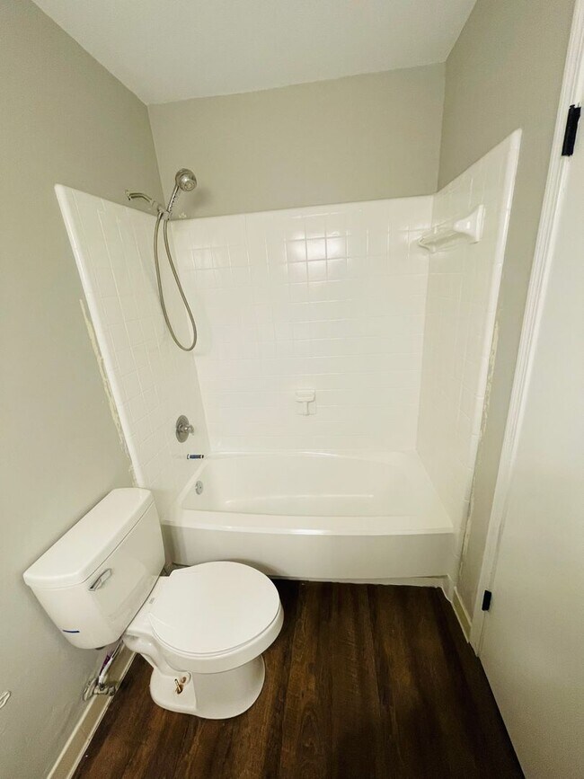 Building Photo - Spacious Duplex just north of I10 and Monroe